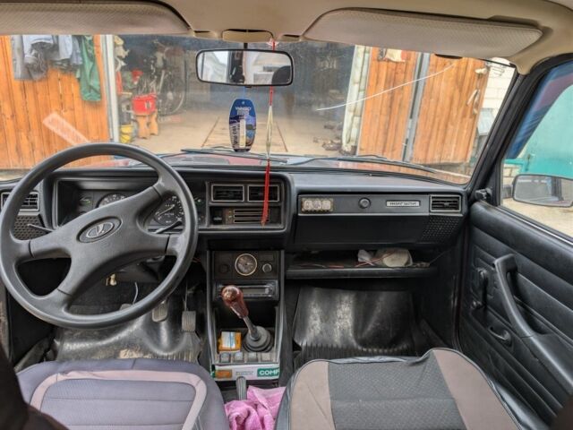 Красный ВАЗ 2107, объемом двигателя 1.5 л и пробегом 144 тыс. км за 1500 $, фото 3 на Automoto.ua