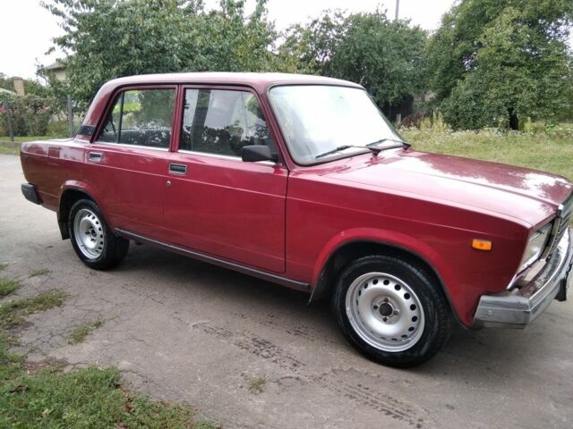 Красный ВАЗ 2107, объемом двигателя 1.5 л и пробегом 90 тыс. км за 1350 $, фото 2 на Automoto.ua