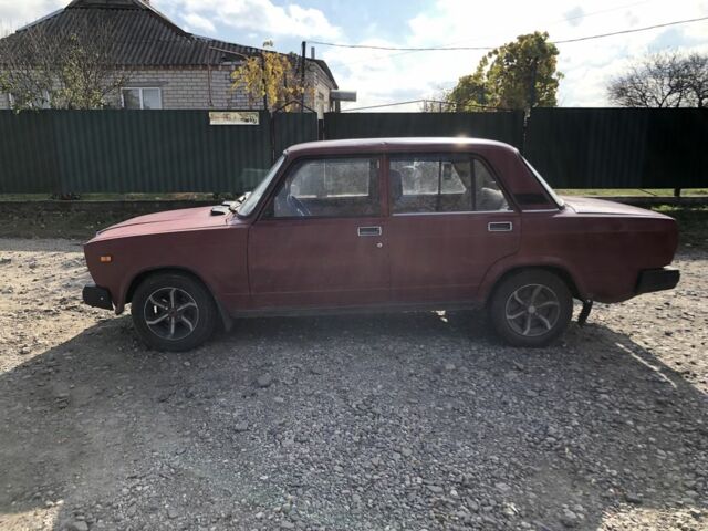 Красный ВАЗ 2107, объемом двигателя 1.5 л и пробегом 3 тыс. км за 739 $, фото 2 на Automoto.ua