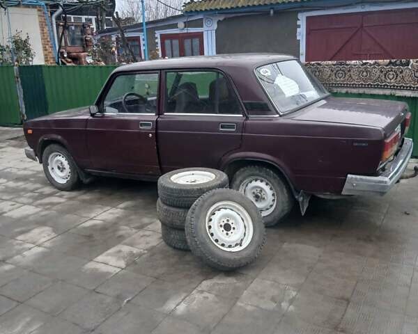 Красный ВАЗ 2107, объемом двигателя 1.5 л и пробегом 130 тыс. км за 1400 $, фото 2 на Automoto.ua