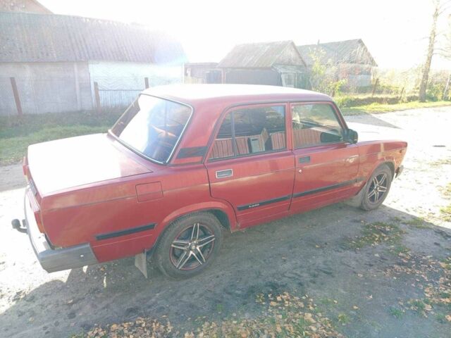 Красный ВАЗ 2107, объемом двигателя 1.5 л и пробегом 500 тыс. км за 1300 $, фото 5 на Automoto.ua