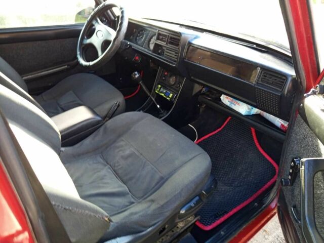 Красный ВАЗ 2107, объемом двигателя 1.5 л и пробегом 500 тыс. км за 1300 $, фото 6 на Automoto.ua