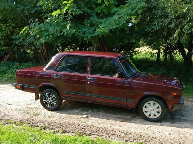 Красный ВАЗ 2107, объемом двигателя 1 л и пробегом 33 тыс. км за 765 $, фото 4 на Automoto.ua