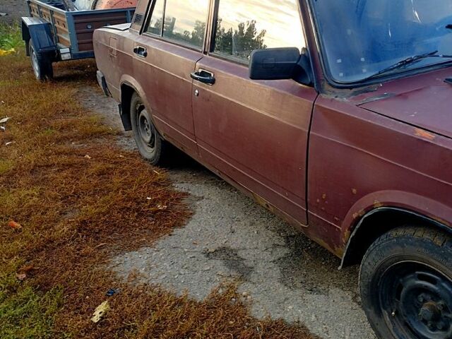 Красный ВАЗ 2107, объемом двигателя 1.5 л и пробегом 230 тыс. км за 330 $, фото 5 на Automoto.ua