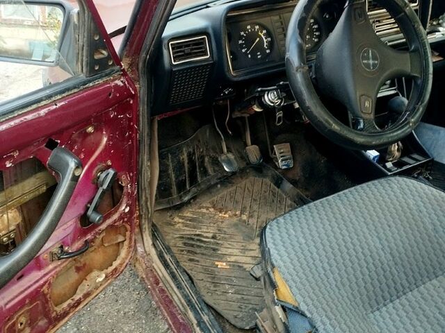 Красный ВАЗ 2107, объемом двигателя 1.5 л и пробегом 230 тыс. км за 330 $, фото 2 на Automoto.ua