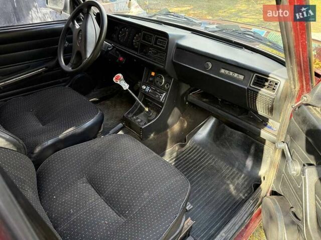 Красный ВАЗ 2107, объемом двигателя 1.5 л и пробегом 142 тыс. км за 1500 $, фото 2 на Automoto.ua