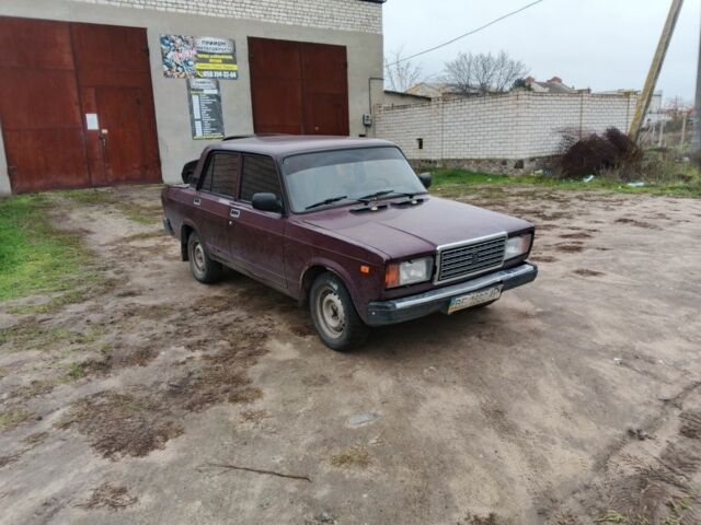 Красный ВАЗ 2107, объемом двигателя 1.5 л и пробегом 80 тыс. км за 1200 $, фото 1 на Automoto.ua