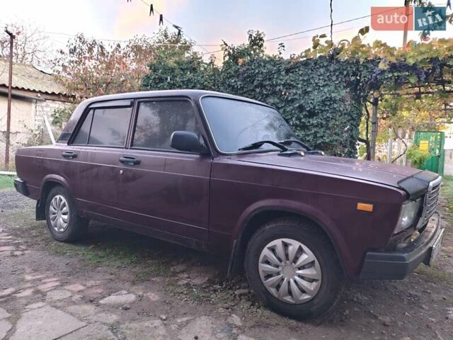 Красный ВАЗ 2107, объемом двигателя 1.5 л и пробегом 100 тыс. км за 1550 $, фото 1 на Automoto.ua