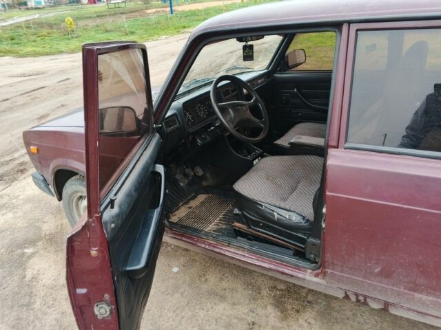 Красный ВАЗ 2107, объемом двигателя 1.5 л и пробегом 80 тыс. км за 1200 $, фото 5 на Automoto.ua