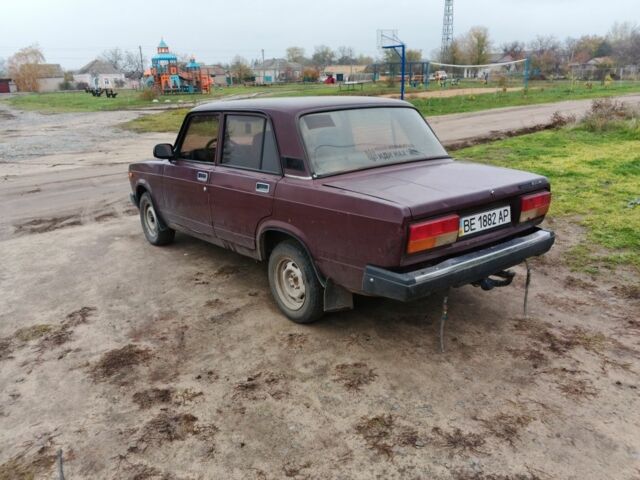 Красный ВАЗ 2107, объемом двигателя 1.5 л и пробегом 80 тыс. км за 1200 $, фото 3 на Automoto.ua