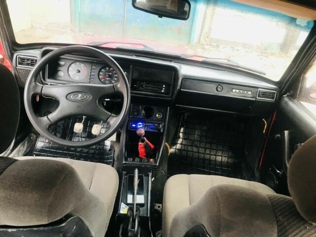 Красный ВАЗ 2107, объемом двигателя 5 л и пробегом 300 тыс. км за 555 $, фото 6 на Automoto.ua