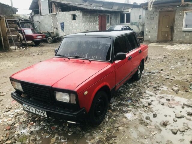 Красный ВАЗ 2107, объемом двигателя 5 л и пробегом 300 тыс. км за 555 $, фото 1 на Automoto.ua