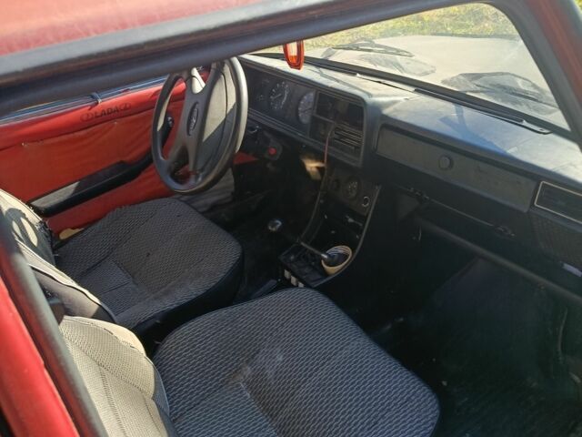 Красный ВАЗ 2107, объемом двигателя 1.6 л и пробегом 33 тыс. км за 350 $, фото 4 на Automoto.ua