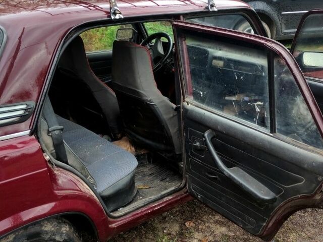 Красный ВАЗ 2107, объемом двигателя 2 л и пробегом 256 тыс. км за 1002 $, фото 4 на Automoto.ua