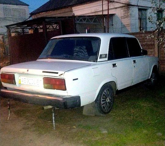 ВАЗ 2107, объемом двигателя 15 л и пробегом 0 тыс. км за 1000 $, фото 1 на Automoto.ua