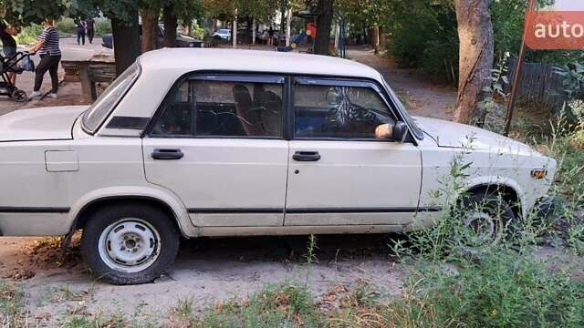 Желтый ВАЗ 2107, объемом двигателя 1.45 л и пробегом 90 тыс. км за 600 $, фото 2 на Automoto.ua