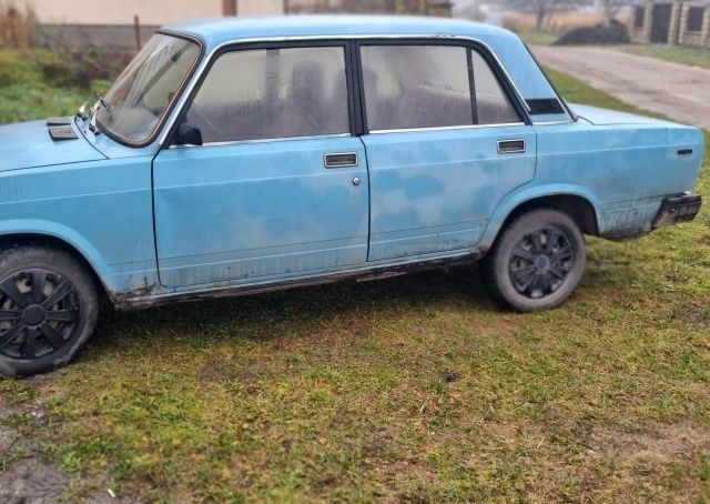Синий ВАЗ 2107, объемом двигателя 1.5 л и пробегом 289 тыс. км за 770 $, фото 2 на Automoto.ua