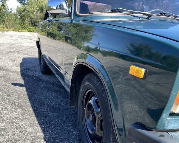 Зеленый ВАЗ 2107, объемом двигателя 1.5 л и пробегом 400 тыс. км за 1000 $, фото 1 на Automoto.ua