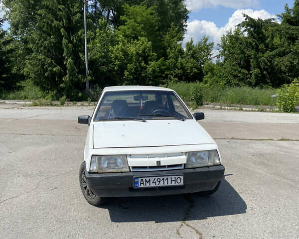Белый ВАЗ 2108, объемом двигателя 1.3 л и пробегом 100 тыс. км за 750 $, фото 2 на Automoto.ua