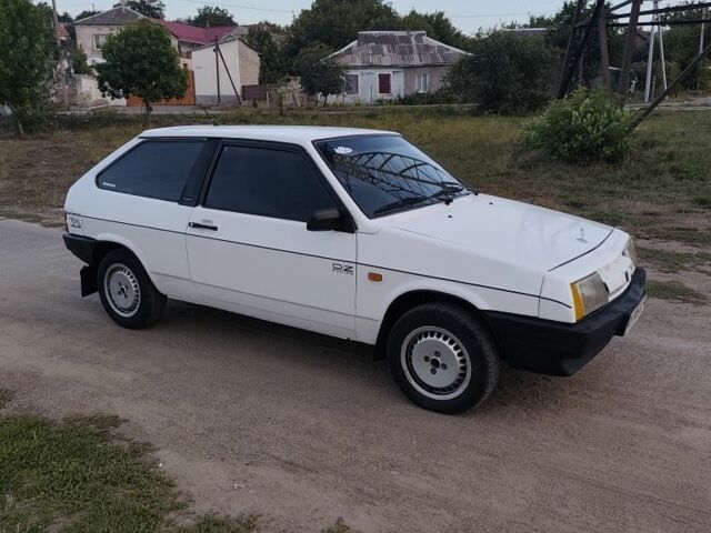 Белый ВАЗ 2108, объемом двигателя 1.3 л и пробегом 250 тыс. км за 950 $, фото 2 на Automoto.ua
