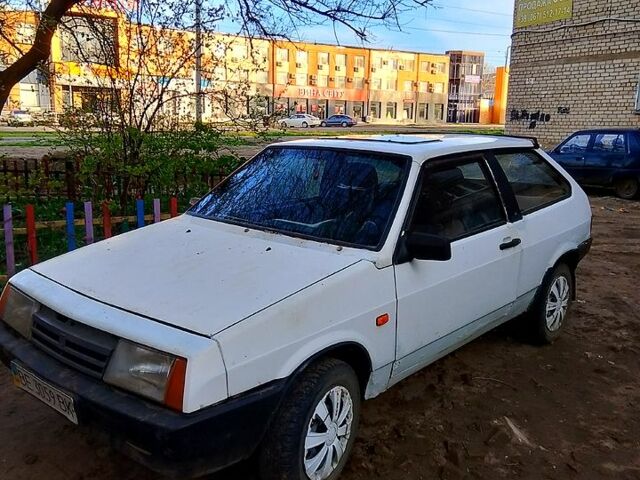Белый ВАЗ 2108, объемом двигателя 1.3 л и пробегом 300 тыс. км за 650 $, фото 1 на Automoto.ua