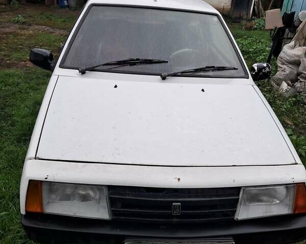 Белый ВАЗ 2108, объемом двигателя 1.5 л и пробегом 102 тыс. км за 600 $, фото 2 на Automoto.ua