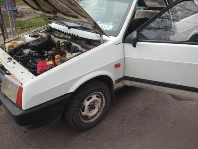 Белый ВАЗ 2108, объемом двигателя 2 л и пробегом 350 тыс. км за 1200 $, фото 2 на Automoto.ua