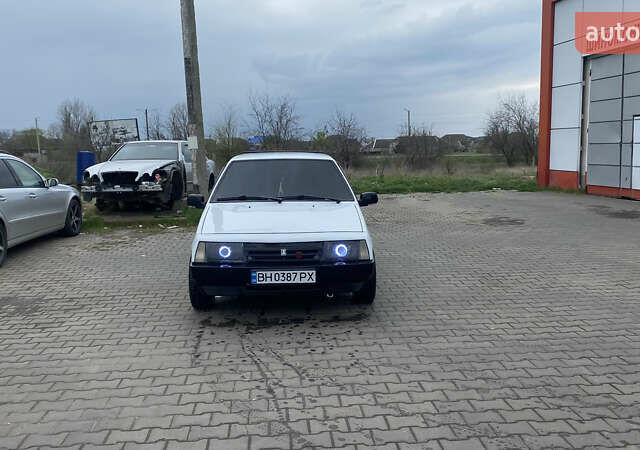 Белый ВАЗ 2108, объемом двигателя 1.5 л и пробегом 200 тыс. км за 1600 $, фото 1 на Automoto.ua