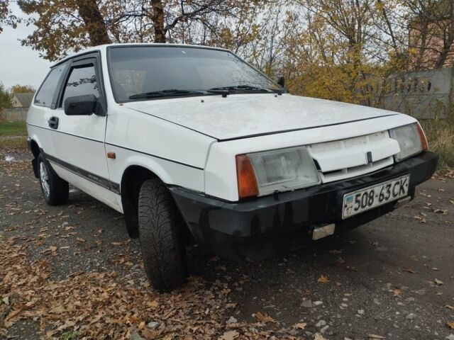 Белый ВАЗ 2108, объемом двигателя 1.5 л и пробегом 300 тыс. км за 1000 $, фото 1 на Automoto.ua