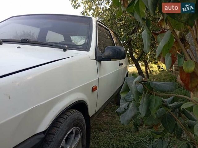 Белый ВАЗ 2108, объемом двигателя 1.5 л и пробегом 300 тыс. км за 700 $, фото 1 на Automoto.ua