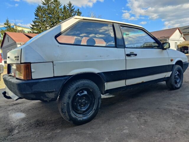 Белый ВАЗ 2108, объемом двигателя 1.3 л и пробегом 56 тыс. км за 952 $, фото 2 на Automoto.ua