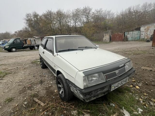 Белый ВАЗ 2108, объемом двигателя 1.5 л и пробегом 300 тыс. км за 600 $, фото 2 на Automoto.ua