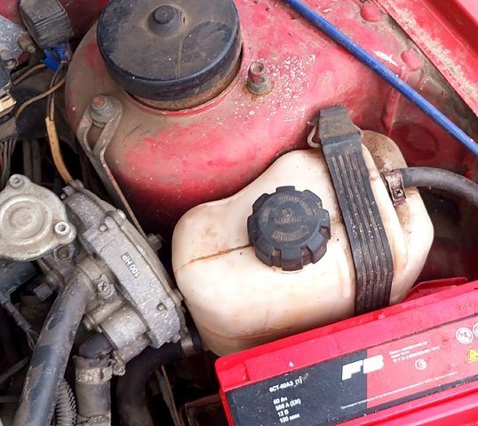 Красный ВАЗ 2108, объемом двигателя 1.5 л и пробегом 195 тыс. км за 1000 $, фото 3 на Automoto.ua