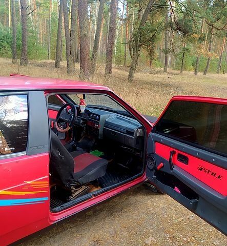 Красный ВАЗ 2108, объемом двигателя 1.5 л и пробегом 0 тыс. км за 1100 $, фото 4 на Automoto.ua