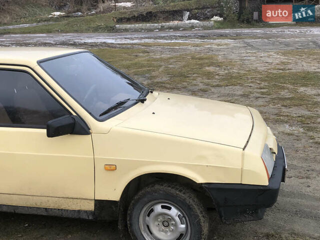 Желтый ВАЗ 2108, объемом двигателя 1.29 л и пробегом 856 тыс. км за 1200 $, фото 1 на Automoto.ua
