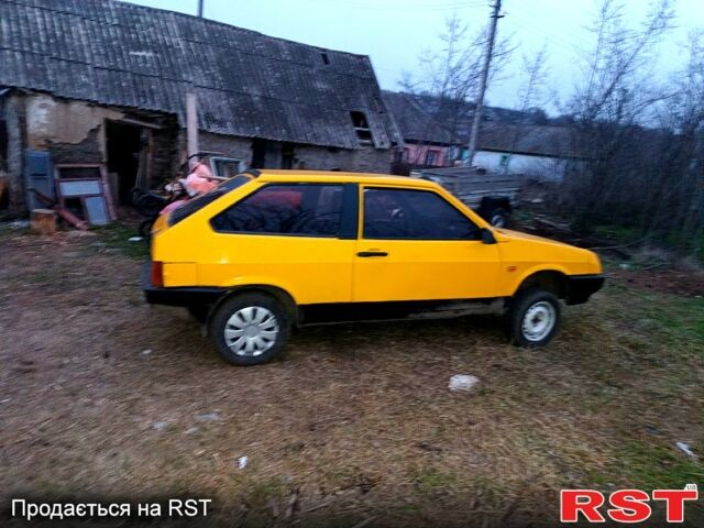 Желтый ВАЗ 2108, объемом двигателя 1.5 л и пробегом 200 тыс. км за 600 $, фото 3 на Automoto.ua
