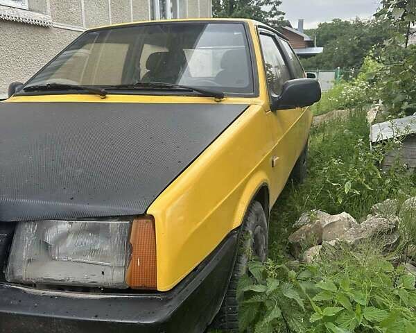Желтый ВАЗ 2108, объемом двигателя 1.3 л и пробегом 300 тыс. км за 650 $, фото 2 на Automoto.ua