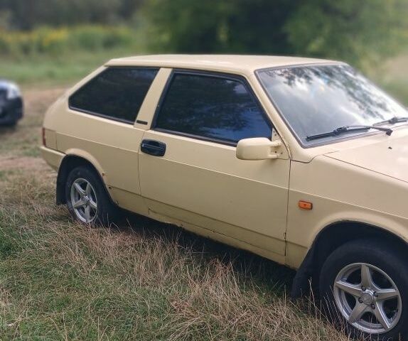 Желтый ВАЗ 2108, объемом двигателя 1.3 л и пробегом 85 тыс. км за 550 $, фото 3 на Automoto.ua