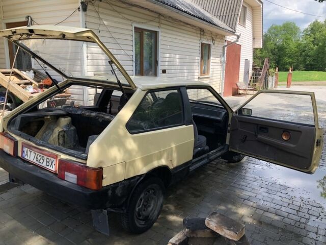 Желтый ВАЗ 2108, объемом двигателя 1.3 л и пробегом 77 тыс. км за 380 $, фото 2 на Automoto.ua