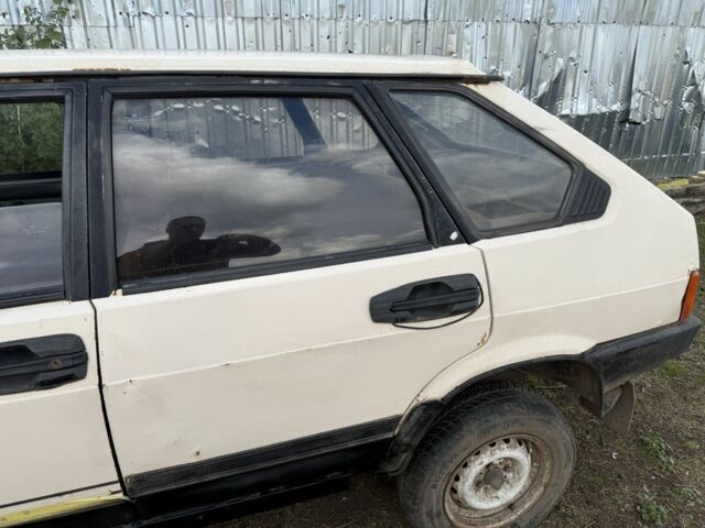 Белый ВАЗ 2109, объемом двигателя 1.5 л и пробегом 300 тыс. км за 453 $, фото 2 на Automoto.ua