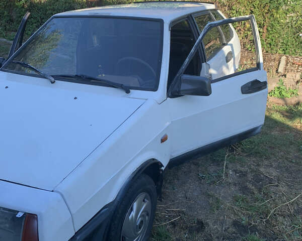 Белый ВАЗ 2109, объемом двигателя 1.3 л и пробегом 470 тыс. км за 603 $, фото 1 на Automoto.ua