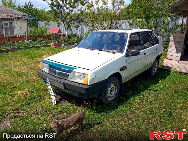 Белый ВАЗ 2109, объемом двигателя 1.3 л и пробегом 211 тыс. км за 800 $, фото 1 на Automoto.ua