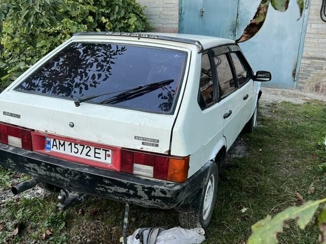 Белый ВАЗ 2109, объемом двигателя 1.5 л и пробегом 300 тыс. км за 426 $, фото 2 на Automoto.ua