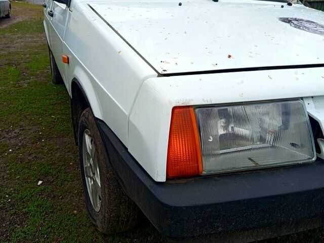Белый ВАЗ 2109, объемом двигателя 15 л и пробегом 200 тыс. км за 1150 $, фото 2 на Automoto.ua