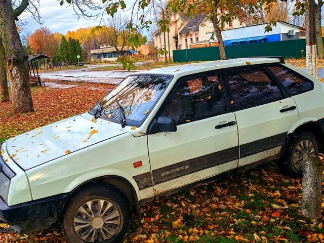 Белый ВАЗ 2109, объемом двигателя 1.3 л и пробегом 300 тыс. км за 950 $, фото 1 на Automoto.ua