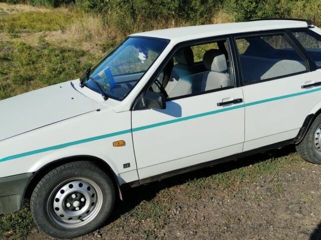 Белый ВАЗ 2109, объемом двигателя 0 л и пробегом 34 тыс. км за 1300 $, фото 2 на Automoto.ua
