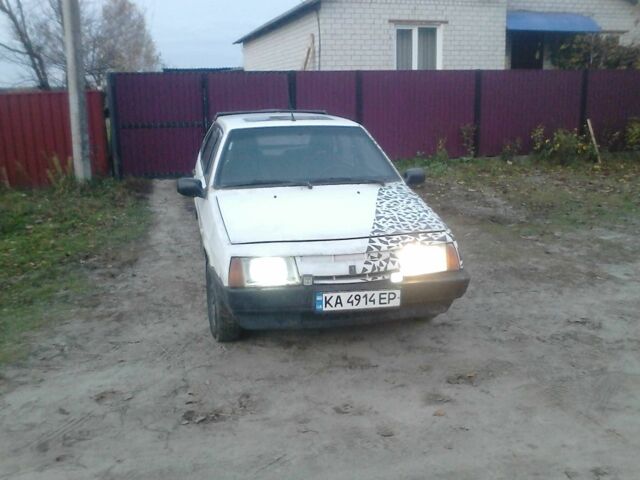 Белый ВАЗ 2109, объемом двигателя 1.5 л и пробегом 200 тыс. км за 500 $, фото 2 на Automoto.ua