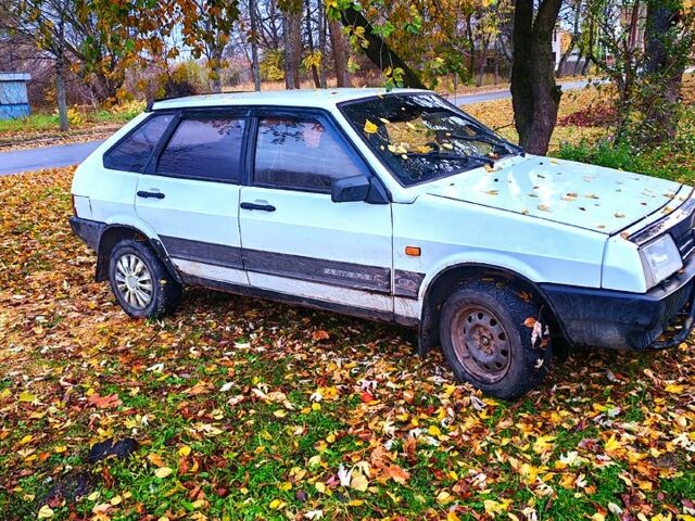 Белый ВАЗ 2109, объемом двигателя 1.3 л и пробегом 300 тыс. км за 950 $, фото 2 на Automoto.ua