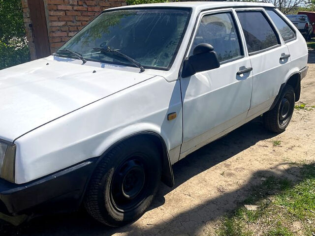 Белый ВАЗ 2109, объемом двигателя 1.3 л и пробегом 300 тыс. км за 950 $, фото 2 на Automoto.ua