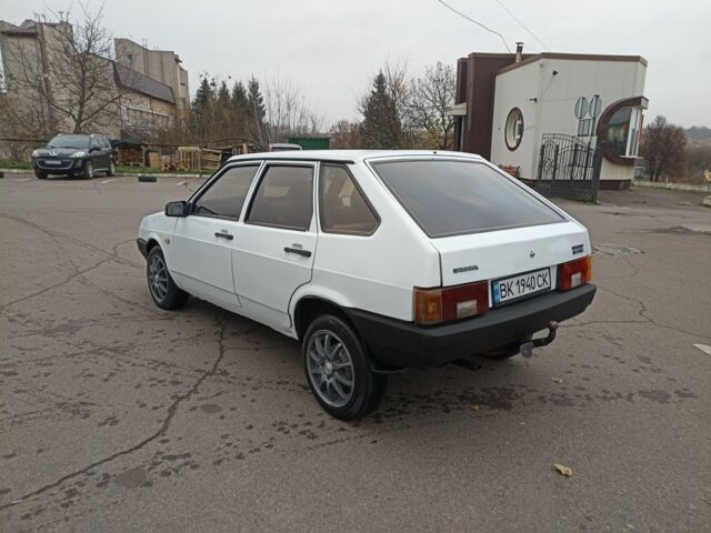Белый ВАЗ 2109, объемом двигателя 1.3 л и пробегом 250 тыс. км за 1000 $, фото 1 на Automoto.ua